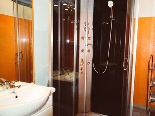 Bad im Erdgeschoss mit WC