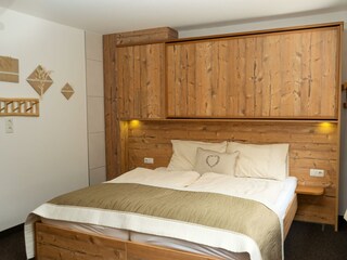 Grief_143_Doppelbett-DeNoiseAI-clear