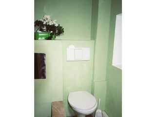 Toilette im Badezimmer im ersten Stock