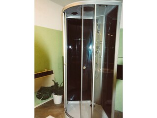 Dusche im Badezimmer im ersten Stock