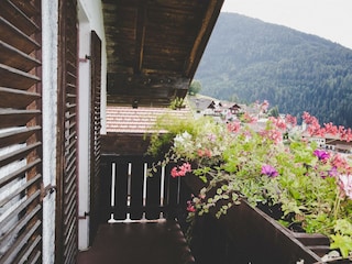 Balkon im Sommer mit Blumen