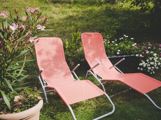 Liegestühle im Garten