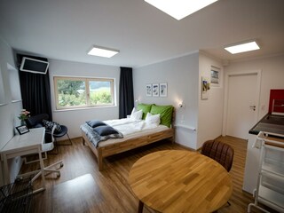 Mit Aussicht auf Berge und Skipiste