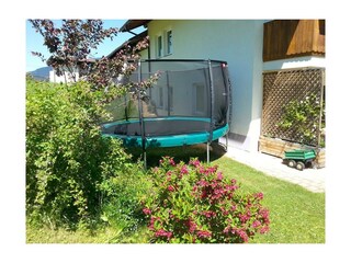 Landhaus Mair_Gries_Wipptal_Garten_Trampolin