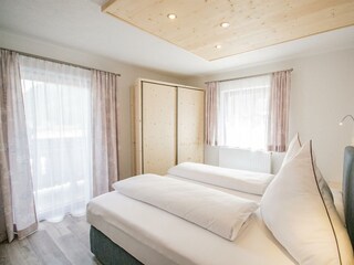 Schlafzimmer mit Doppelbett