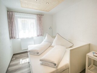 Einzelzimmer mit ausziehbarem Bett