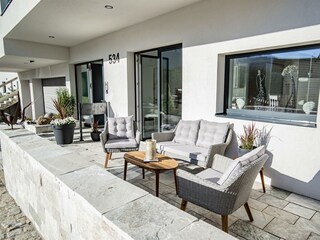 Terrasse und Eingang