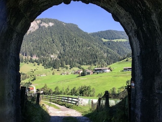 Rundwanderung-Padaun-Blick-durch-Bahnunterführung-