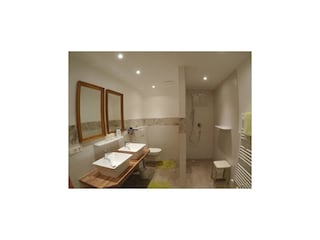 Badezimmer mit Dusche