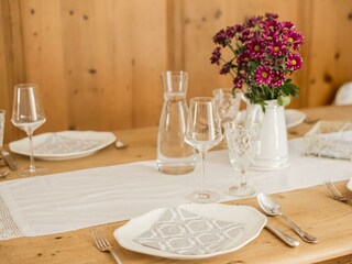 Gedeckter Tisch in der Spezerey