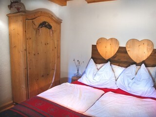 Großer Holzschrank für Stauraum