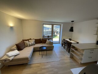 Wohnraum mit Küche und Esstisch