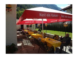 Gemütlicher Gastgarten im Sommer