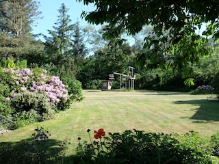 Blick von der Terrasse in den Garten