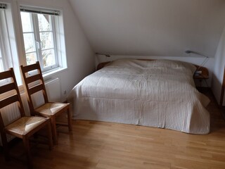 Elternschlafzimmer mit Gitterbett