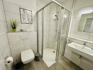 mit bodengleicher Dusche