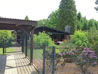 Garten mit neuem Zaun