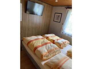 Schlafzimmer mit Doppelbett und 49 Zoll LED Smart TV