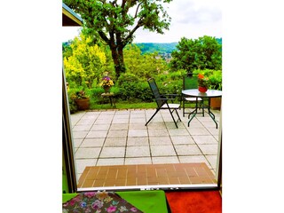 Blick aus der Wohnstube auf die Terrasse