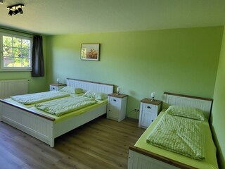 Schlafzimmer mit  Doppelbett, Einzelbett und Kinderbett
