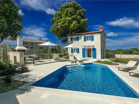 Villa Lenka mit Pool