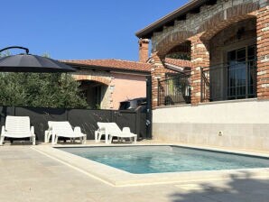 Villa Hermosa Casa Mirejo con piscina en Kastelir