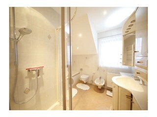 Badezimmer mit Badewanne und Dusche