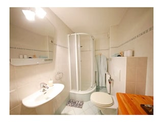 Badezimmer mit Dusche