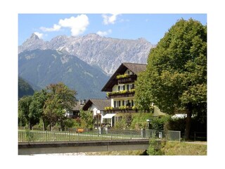 Landhaus Kreuz mit Blick auf die Zimba