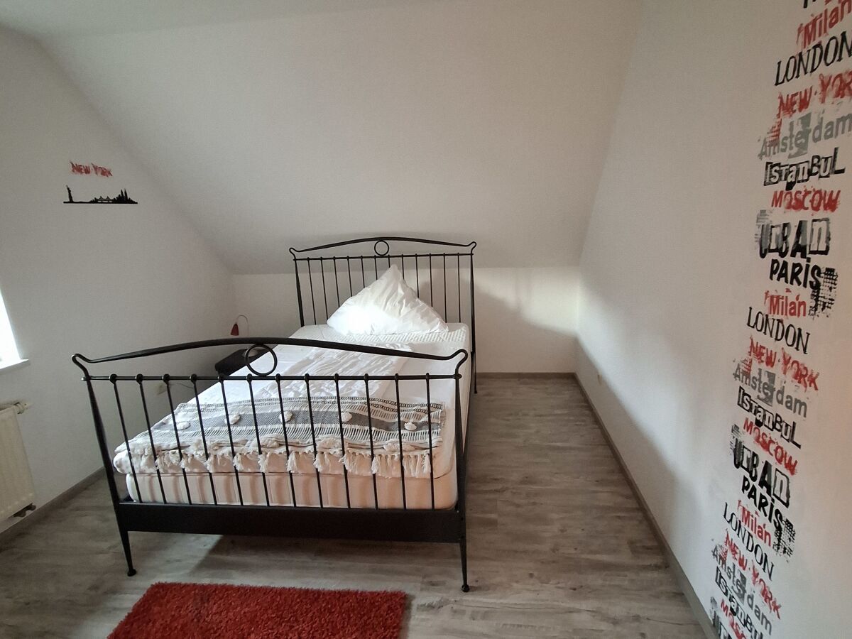 Schlafzimmer 3 mit Bett 1,40 x 2,00 m