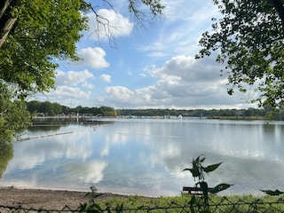 Tannenhäuser See mit Blick auf die Wasserskianlage
