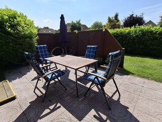 Teilansicht  der großen Terrasse und Garten