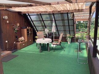 Überdachte Hochterrasse