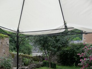 Garten mit Gartenmöbel, Pavillon, Grill