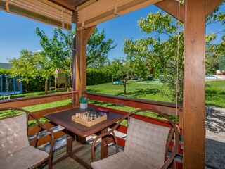 Gemütliche Terrasse mit Holzmöbeln