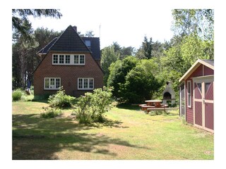 Haus und Grillplatz im Garten