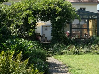 Gartenansicht mit Terrasse u.Wintergarten