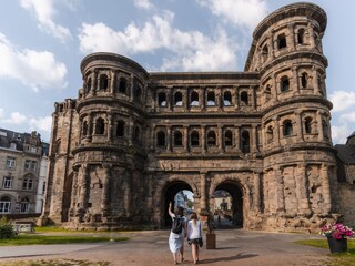 1 Porta Nigra Landseite mit Pärchen_c_Trier Touris