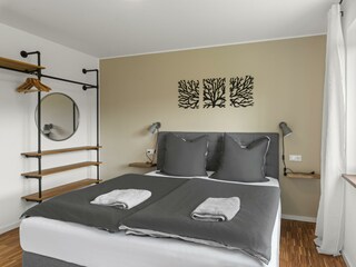Schlafzimmer links 1