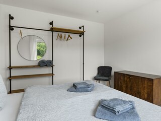 Schlafzimmer rechts 4