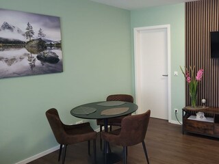 Wohnzimmer mit Esstich