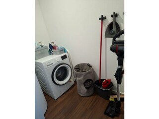 Ein Waschraum mit einer Waschmaschine