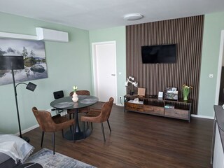 Wohnzimmer mit Klimaanlage