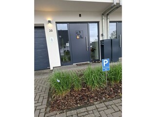 Eingang und Parkplatz