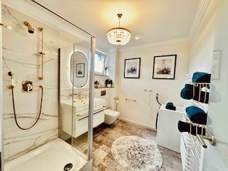 Badezimmer in Marmor und Gold