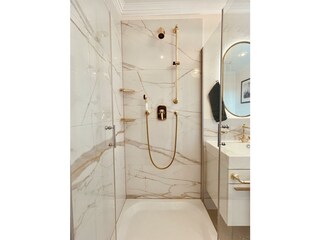 deluxe-Geräumige Dusche