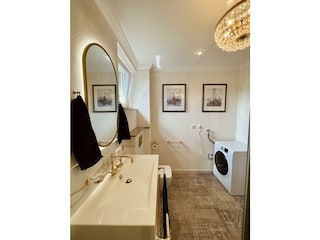 deluxe-Waschtrockner im Badezimmer