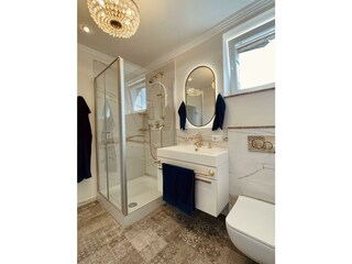 deluxe-Marmor Badezimmer mit vergoldeten Armaturen