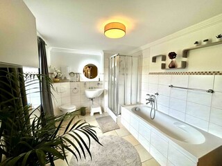 Dusche und Badewanne