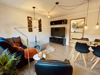 family-Wohn, und Esszimmer mit XXL TV